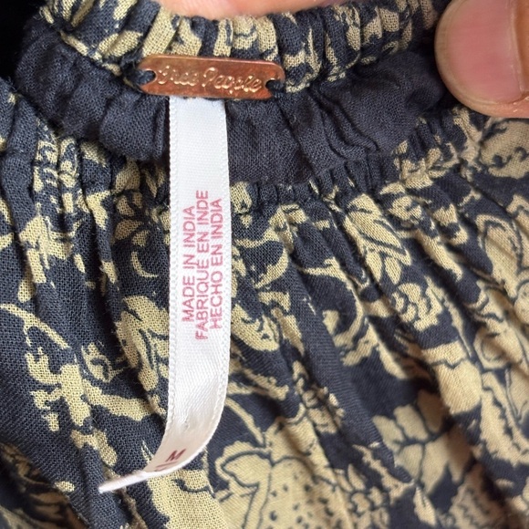 Elegant Black and Gold Women's Dress - Picture 9 of 14